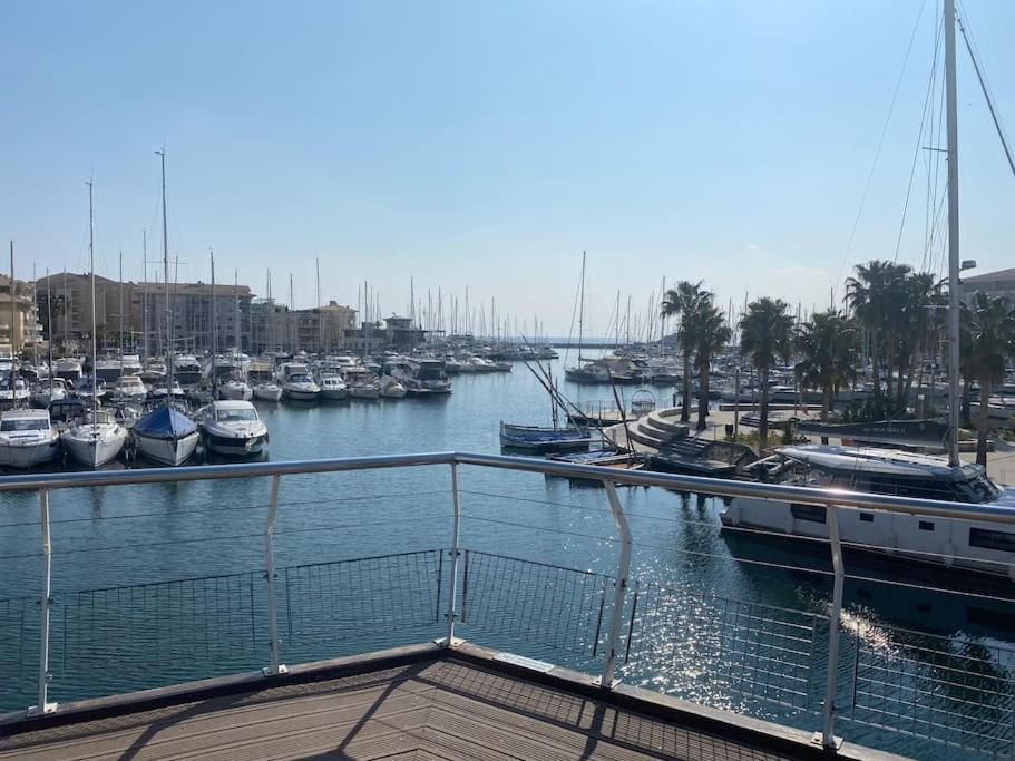 شقة Appt 2 Pieces Port Frejus - Mega Terrasse + Garage المظهر الخارجي الصورة